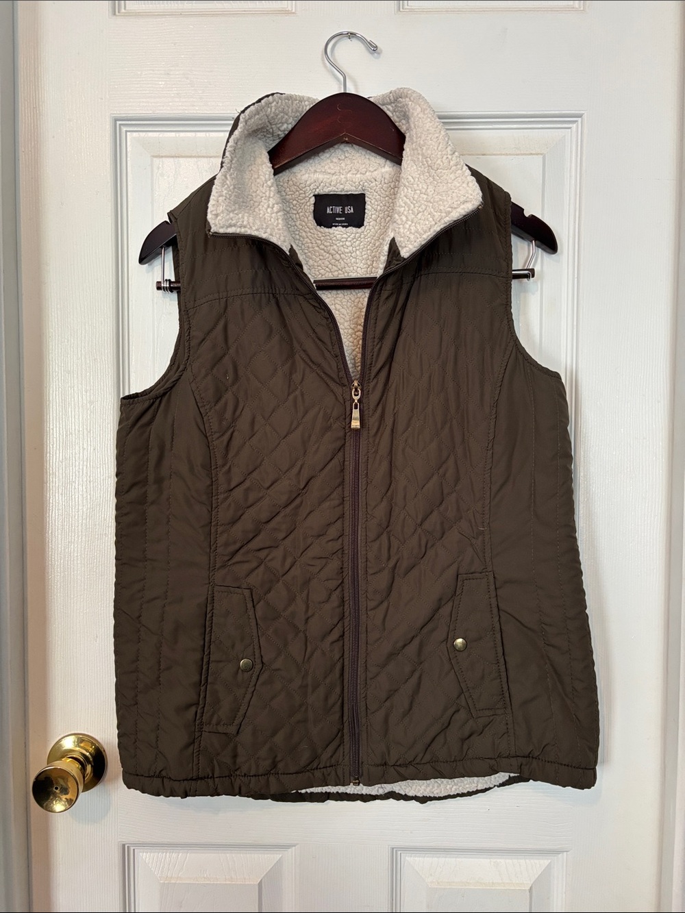 Stylish Quilted ArmyGreen Vest w/ Sherpa Collar & Interior.Great for chilly days - Picture 1 of 9